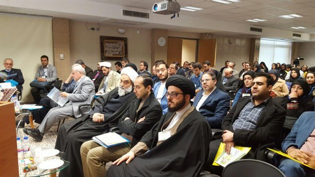 در حال سخنرانی در نخستین سمپوزیوم حقوق فرزندان  در تلقیح مصنوعی با دخالت شخص ثالث- 1395.09.25