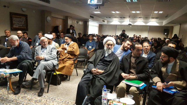 در حال سخنرانی در نخستین سمپوزیوم حقوق فرزندان  در تلقیح مصنوعی با دخالت شخص ثالث- 1395.09.25
