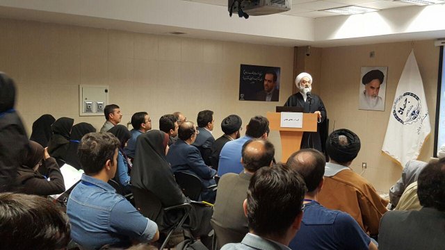 در حال سخنرانی در نخستین سمپوزیوم حقوق فرزندان  در تلقیح مصنوعی با دخالت شخص ثالث- 1395.09.25