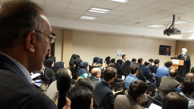 در حال سخنرانی در نخستین سمپوزیوم حقوق فرزندان  در تلقیح مصنوعی با دخالت شخص ثالث- 1395.09.25