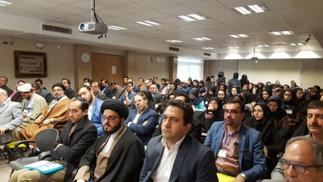 در حال سخنرانی در نخستین سمپوزیوم حقوق فرزندان  در تلقیح مصنوعی با دخالت شخص ثالث- 1395.09.25
