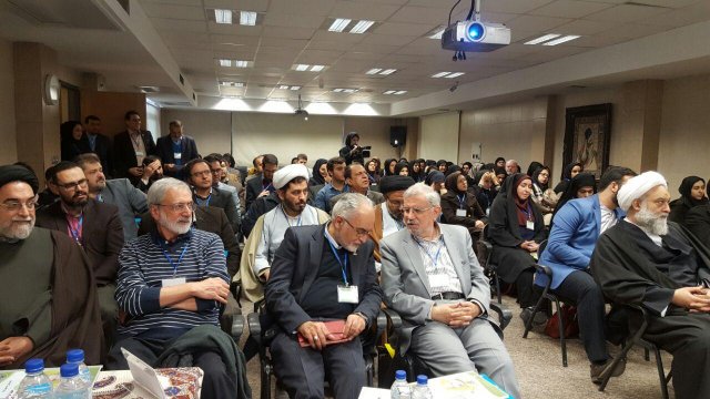 در حال سخنرانی در نخستین سمپوزیوم حقوق فرزندان  در تلقیح مصنوعی با دخالت شخص ثالث- 1395.09.25
