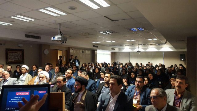 در حال سخنرانی در نخستین سمپوزیوم حقوق فرزندان  در تلقیح مصنوعی با دخالت شخص ثالث- 1395.09.25