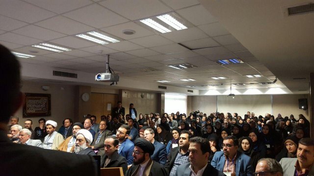 در حال سخنرانی در نخستین سمپوزیوم حقوق فرزندان  در تلقیح مصنوعی با دخالت شخص ثالث- 1395.09.25