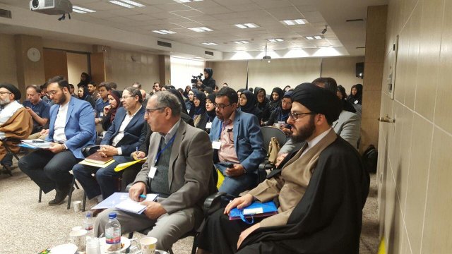 در حال سخنرانی در نخستین سمپوزیوم حقوق فرزندان  در تلقیح مصنوعی با دخالت شخص ثالث- 1395.09.25