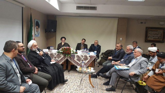 در حال سخنرانی در نخستین سمپوزیوم حقوق فرزندان  در تلقیح مصنوعی با دخالت شخص ثالث- 1395.09.25
