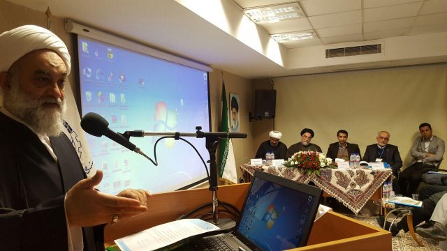 در حال سخنرانی در نخستین سمپوزیوم حقوق فرزندان  در تلقیح مصنوعی با دخالت شخص ثالث- 1395.09.25